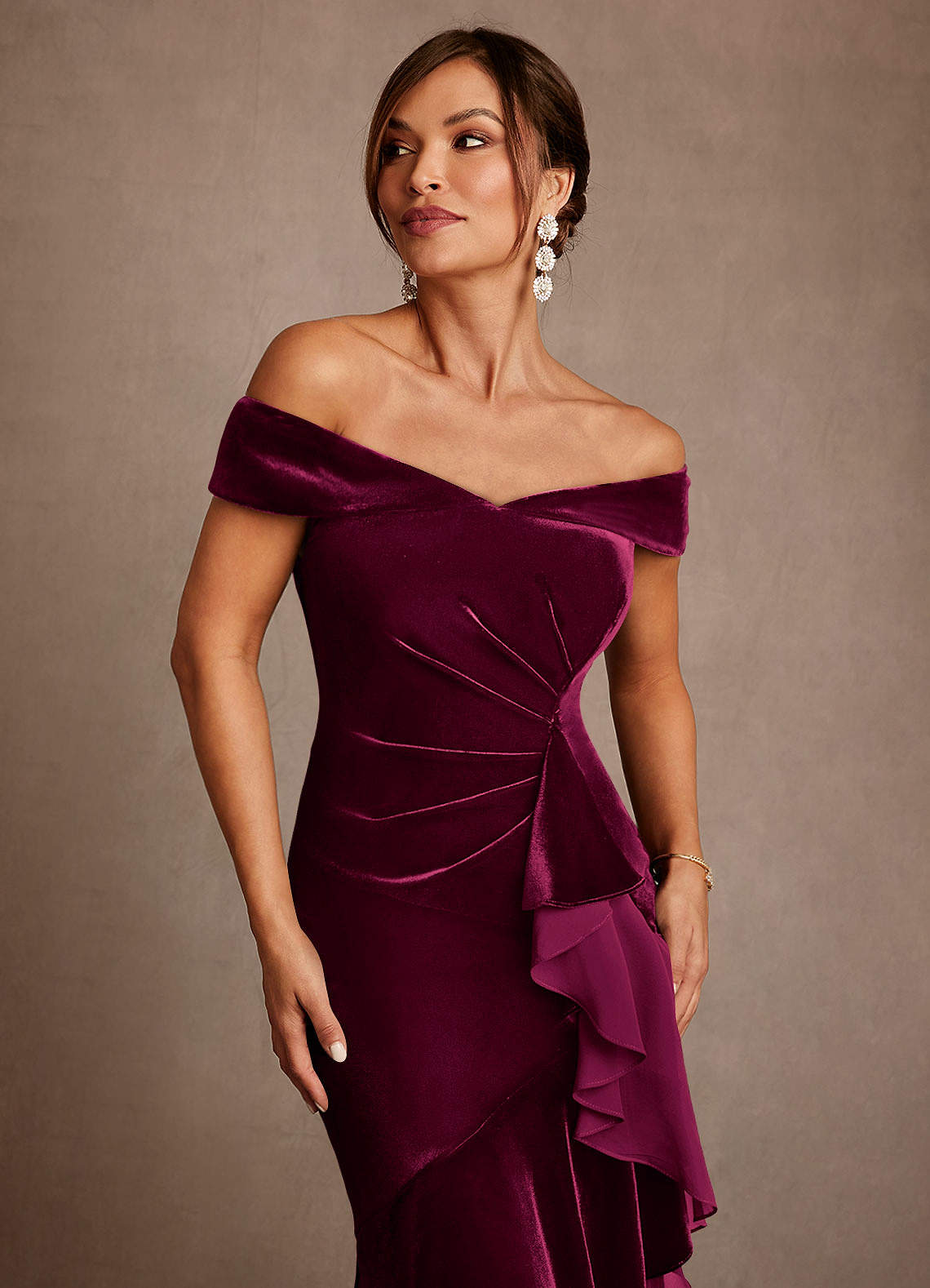 Azazie Billings Vestidos para mãe da noiva Vestido Cabernet de Veludo de sereia com Fora do ombro image6