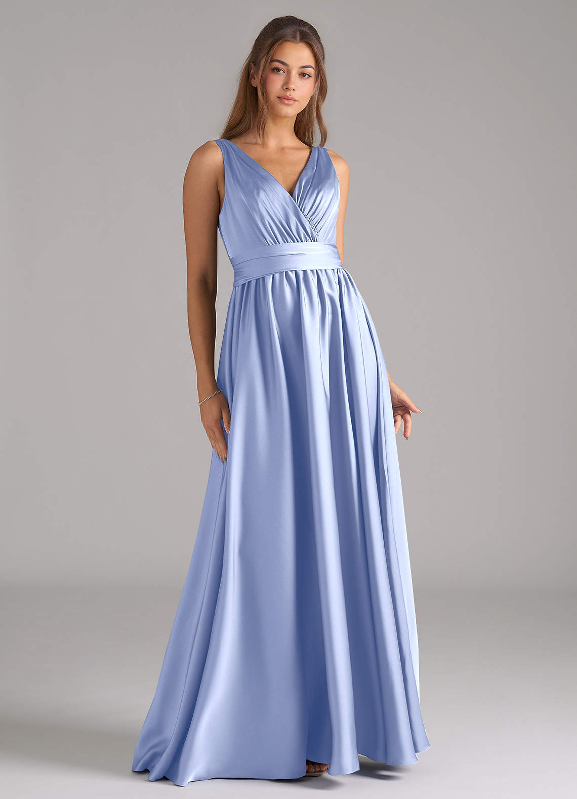 Azazie Kora Essayer des robes à la maison Robe Trapèze en Satin extensible Plissée Bleu Poussiéreux image1
