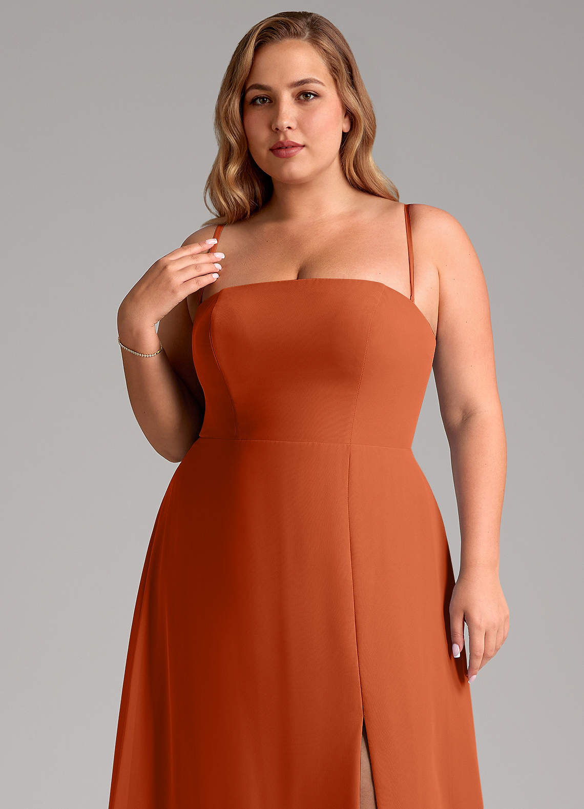 Azazie Wren Essayer des robes à la maison Robe Trapèze Convertible en Mousseline de soie Fente Latérale Auburn image10