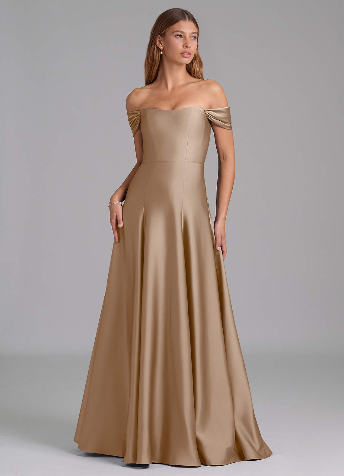 Azazie Seriana 신부 들러리 드레스 A라인 오프 더 숄더 스트레치 새틴 바닥 길이 드레스 image1