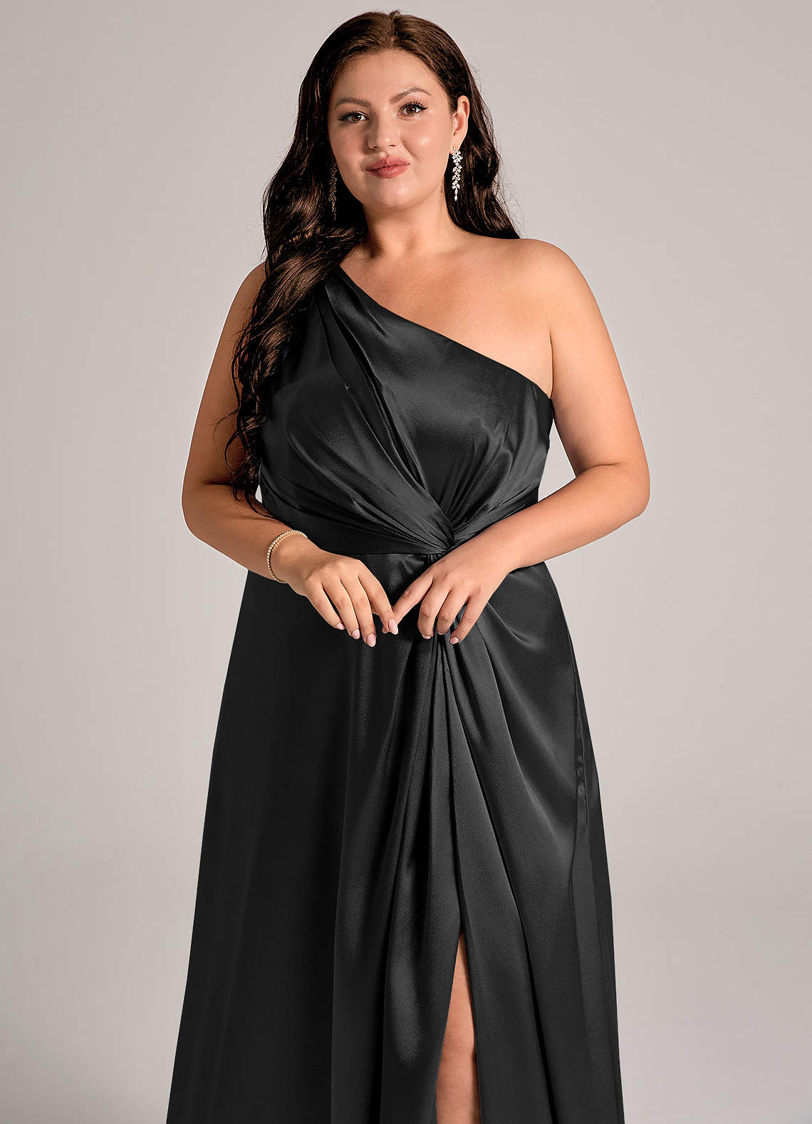 Azazie Brooke Essayer des robes à la maison Robe Trapèze en Satiné métallisé Une épaule Noir image12