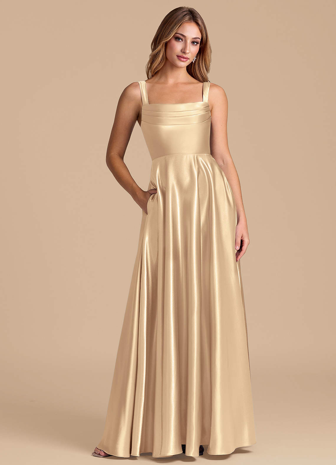 Azazie Shaude 신부 들러리 드레스 A라인 주름진 메탈릭 새틴 바닥 길이 드레스 image1