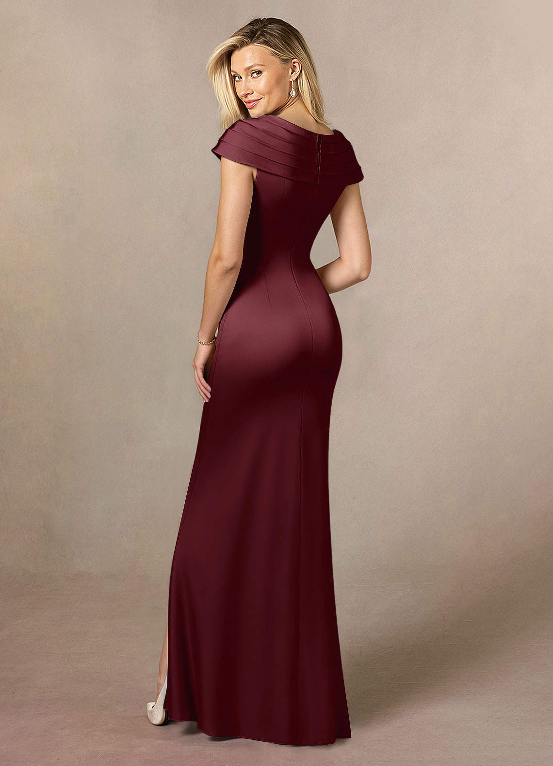Azazie Anderson vestidos de madre de la novia Vestido de Cabernet de Satén Elástico de Corte En A con Plisado image4