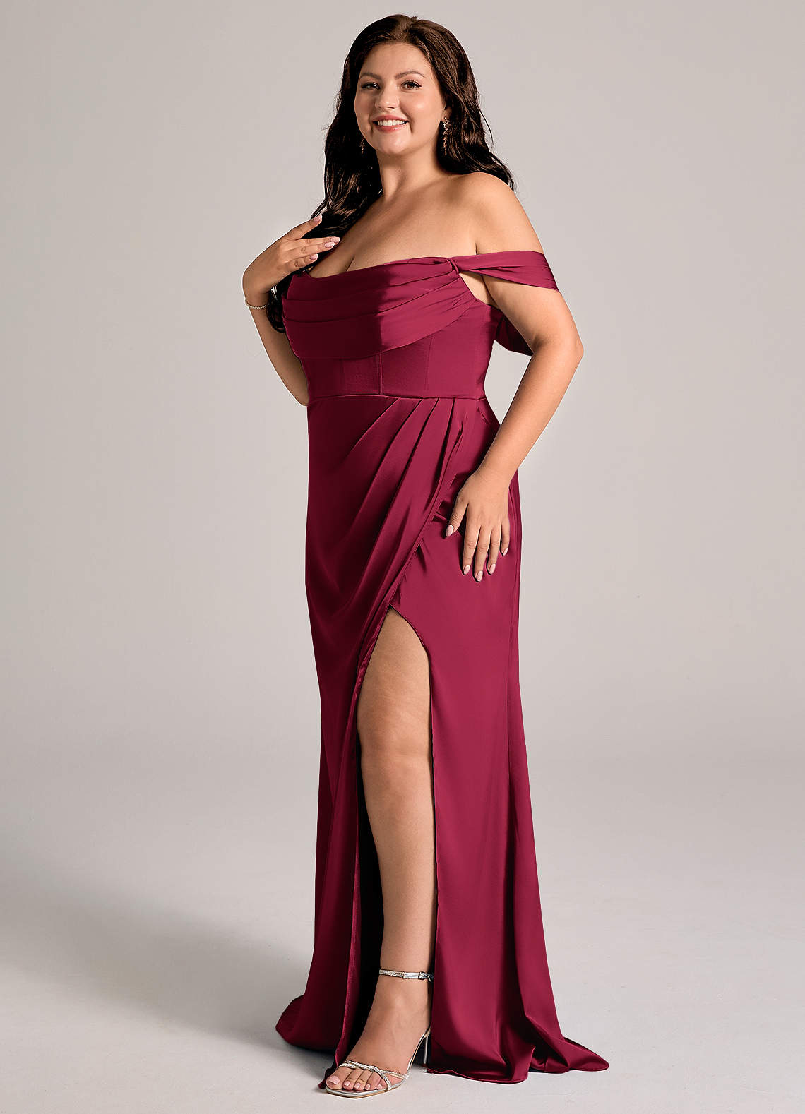 Azazie Johana Robes de demoiselle d'honneur Robe Sirène Convertible en Satin extensible Épaule décolletée Bourgogne image9
