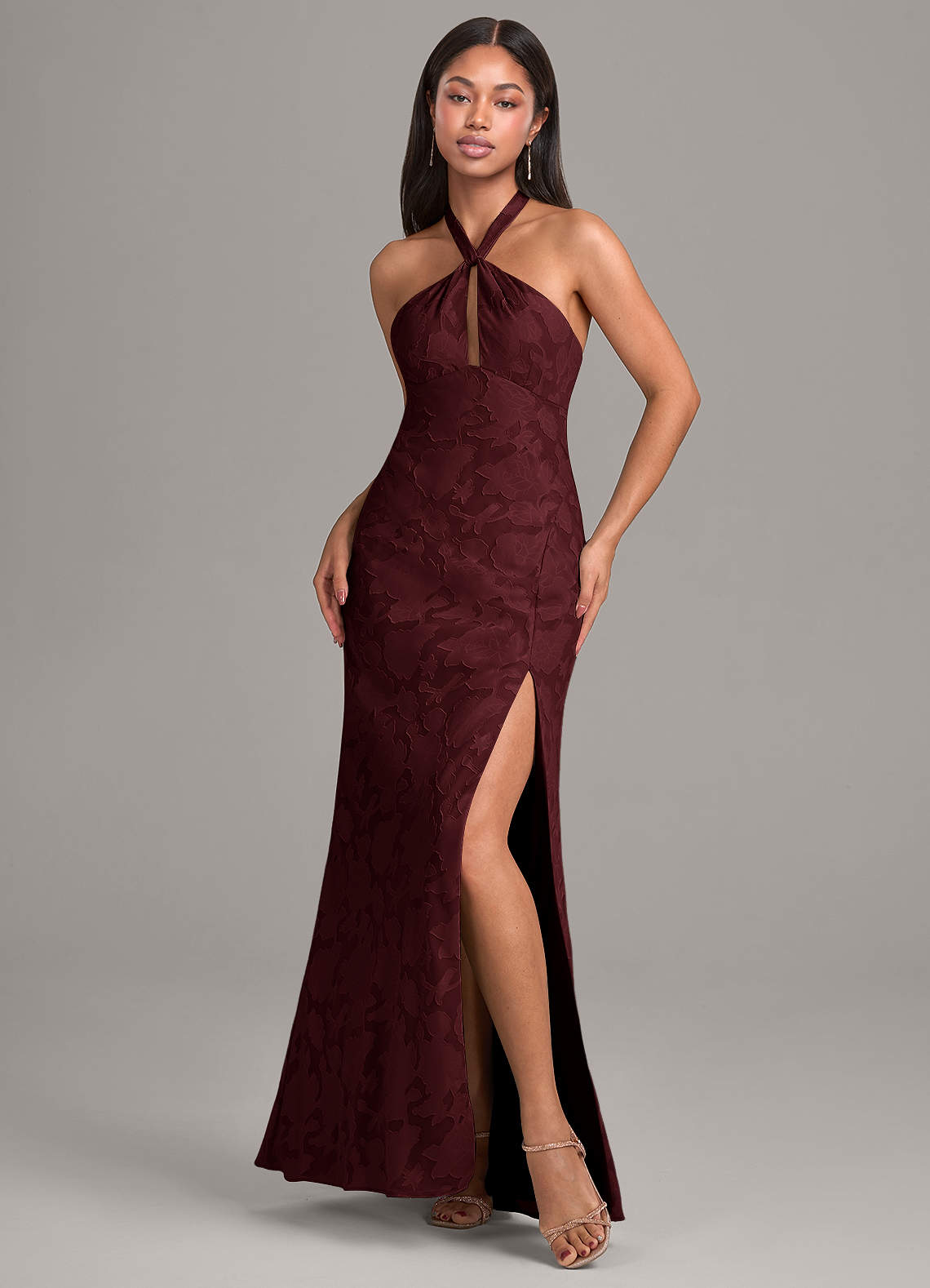 Azazie Ailany Vestidos de damas de honor Vestido de Cabernet de Devorado Floral de Corte en A con Plisado image1