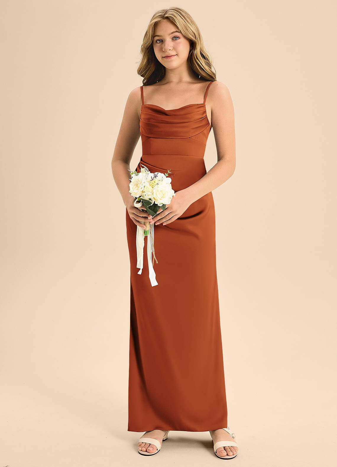 Azazie Mai Junior Vestido Canela de Cetim elástico de Linha A com Decote em coração image3