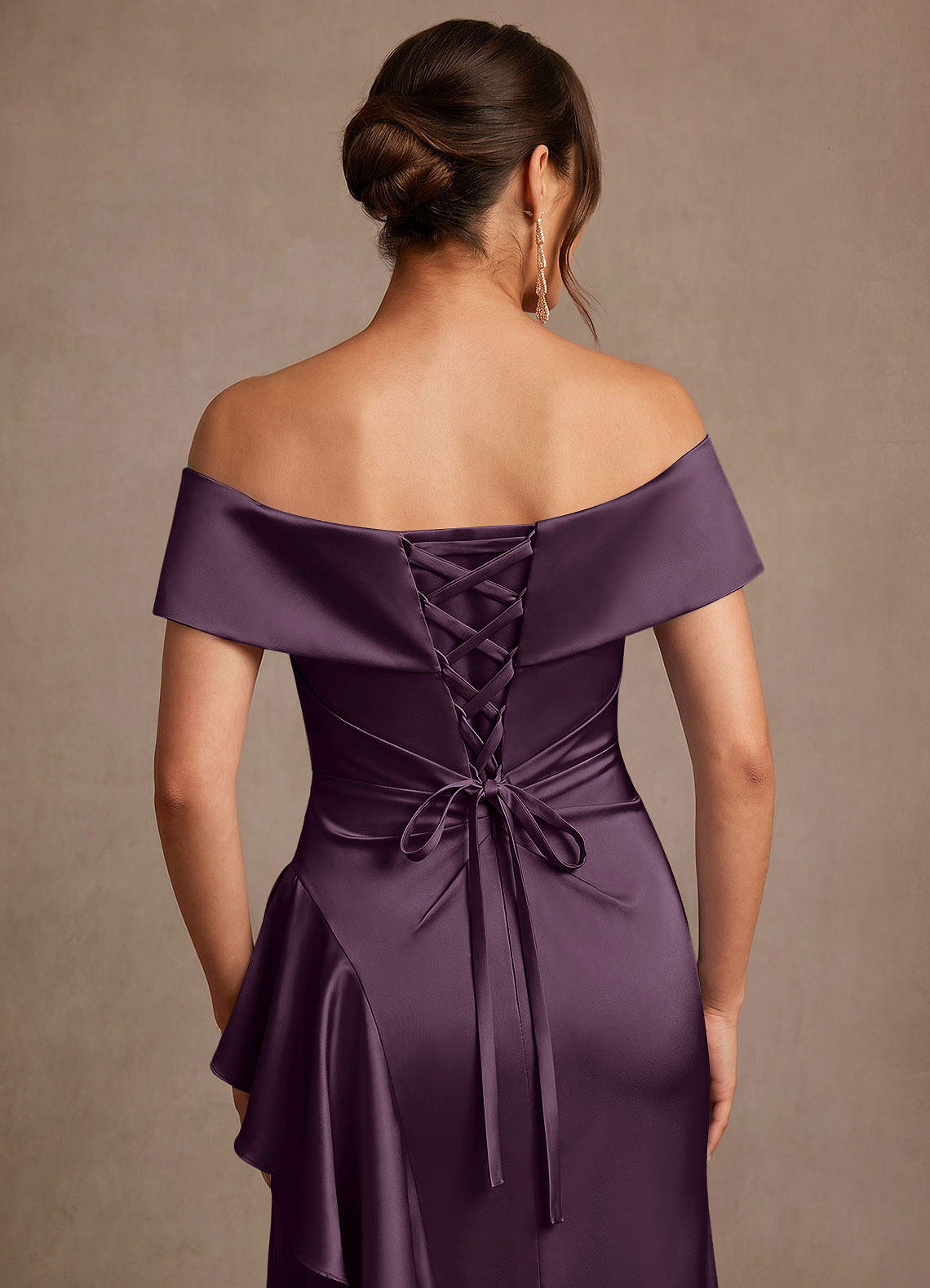 Azazie Kirsty vestidos de madre de la novia Vestido de Ciruela de Satén Elástico de Corte Recto con Vestidos sin tirantes image5