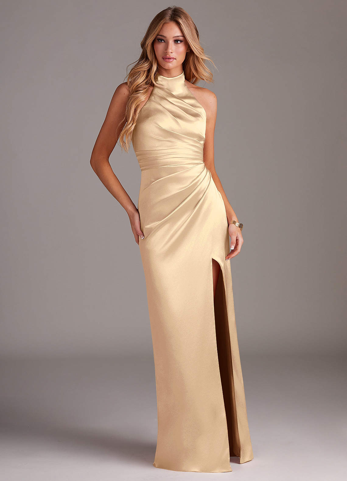 Azazie Jemma Robes de demoiselle d'honneur Robe Fourreau en Satin extensible Plissée Champagne image2