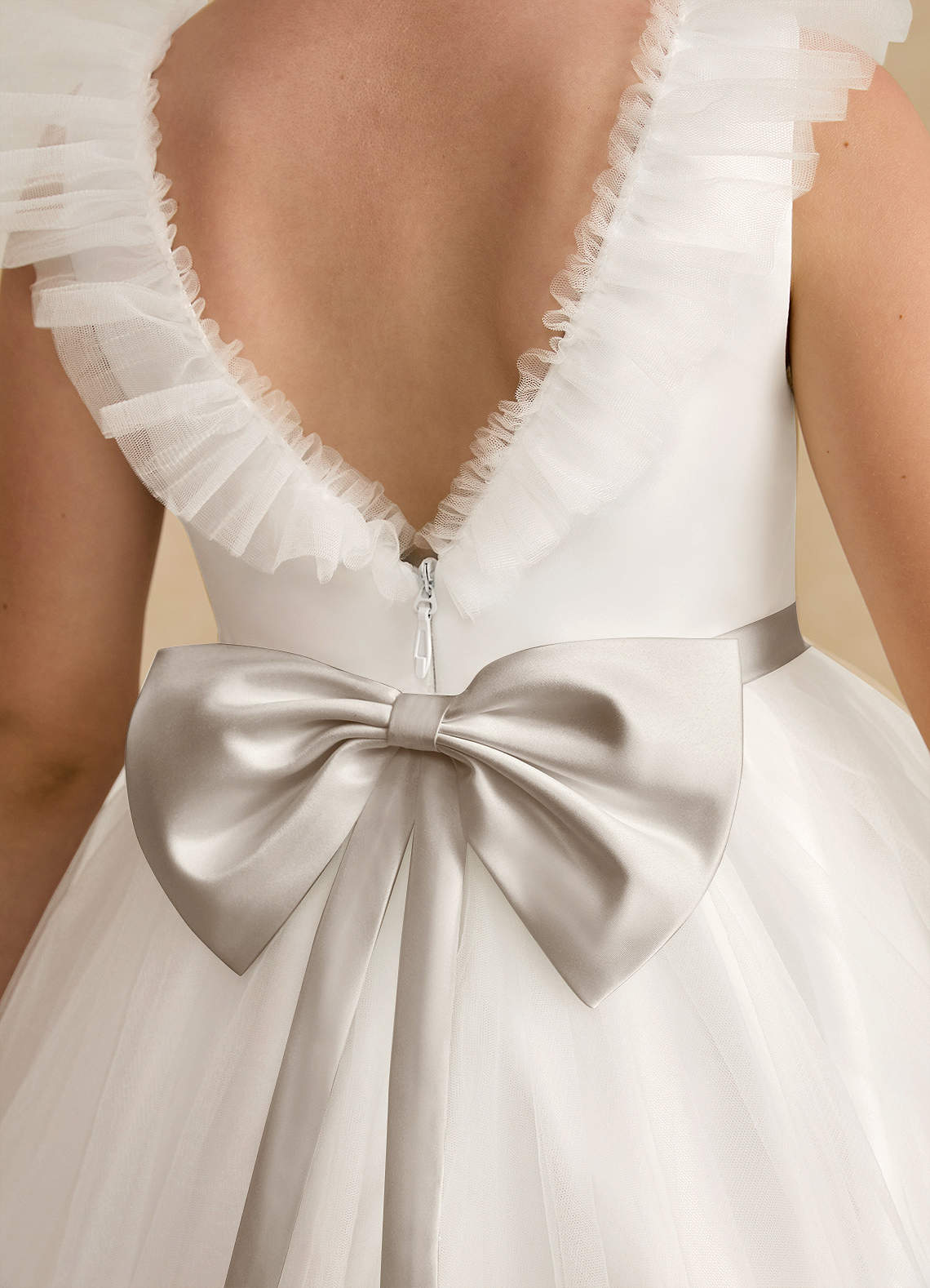 Azazie Amber Robe Demoiselle D'honneur Fillette Robe Trapèze en Tulle Arc Ivoire Givre image4