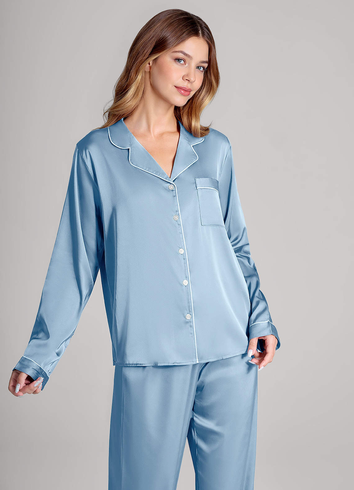 front Conjunto de pijama de cetim com mangas compridas e calças combinando