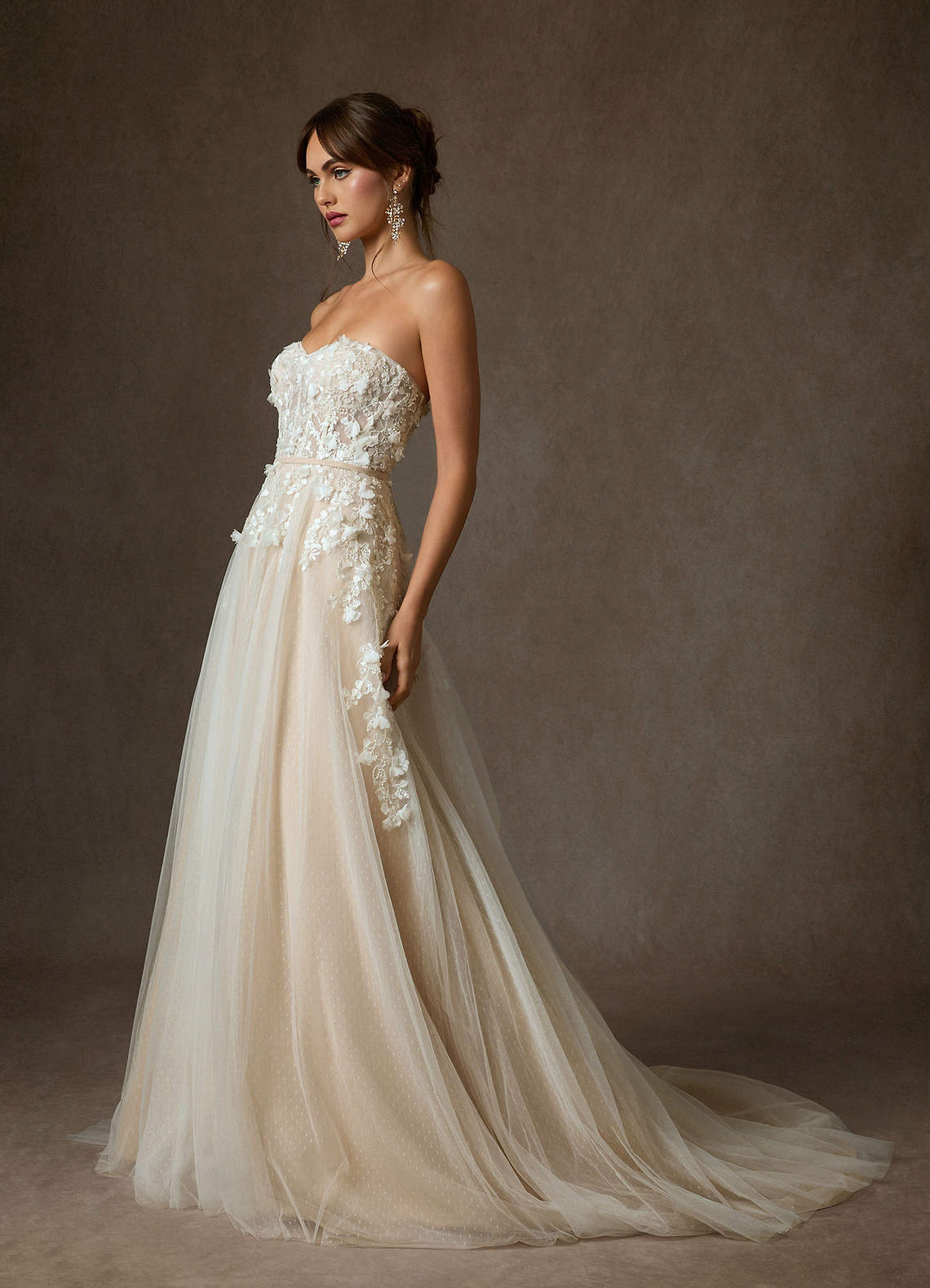 Azazie Wynery Vestidos de novia Vestido de Blanco Diamante Nude de Encaje de Corte Princesa con Vestidos sin tirantes image8