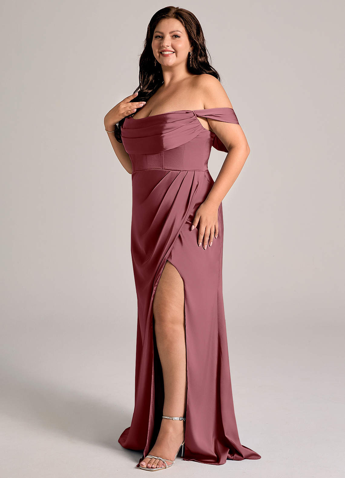 Azazie Johana Robes de demoiselle d'honneur Robe Sirène Convertible en Satin extensible Épaule décolletée Rose Du Désert image9