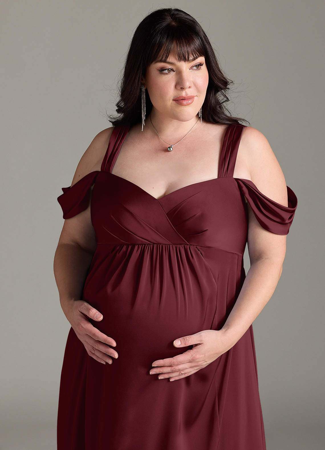 Azazie Rhea vestidos de dama de honor de maternidad Vestido de Corte En A Off The Shoulder Plisado Hasta el suelo Satén Elástico image11