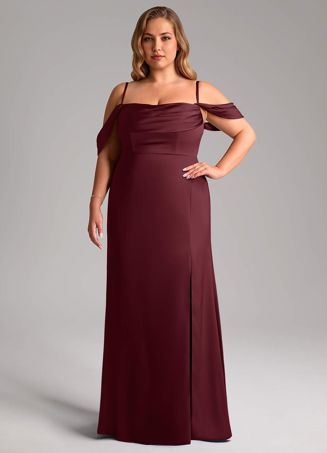 Azazie Saige Vestidos de madrinha de casamento Vestido Cabernet de Cetim elástico de Bainha com Fora do ombro image14