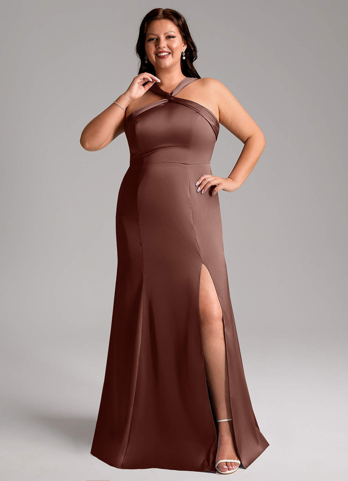 Azazie Rue Robes de demoiselle d'honneur Robe Trapèze en Satin extensible Plissée Expresso image1