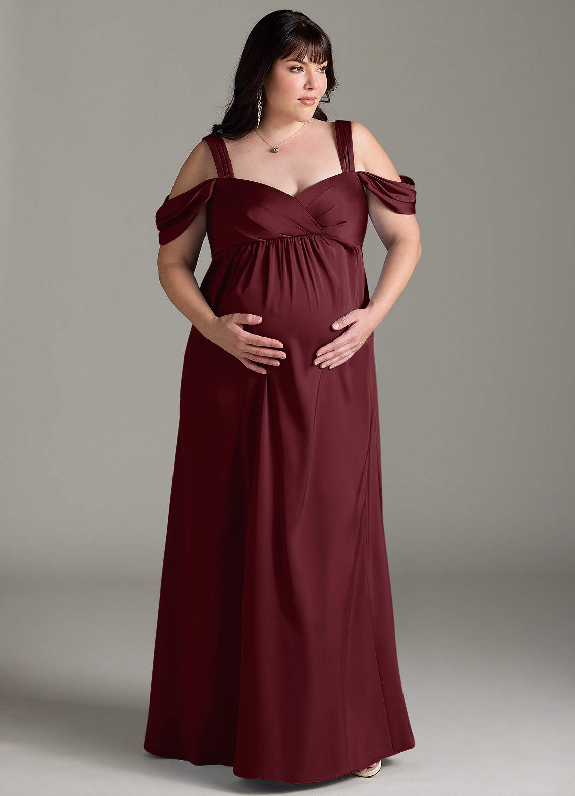 Azazie Rhea vestidos de dama de honor de maternidad Vestido de Corte En A Off The Shoulder Plisado Hasta el suelo Satén Elástico image7
