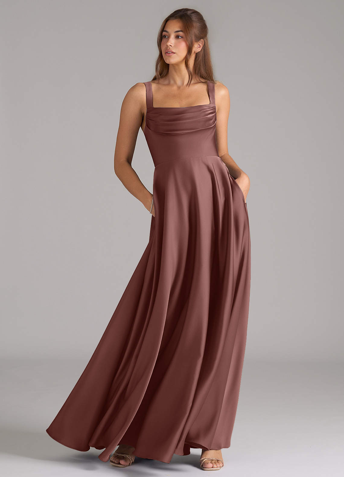 Azazie Shaude Robes de demoiselle d'honneur Robe Trapèze en Satin extensible Plissée Expresso image2