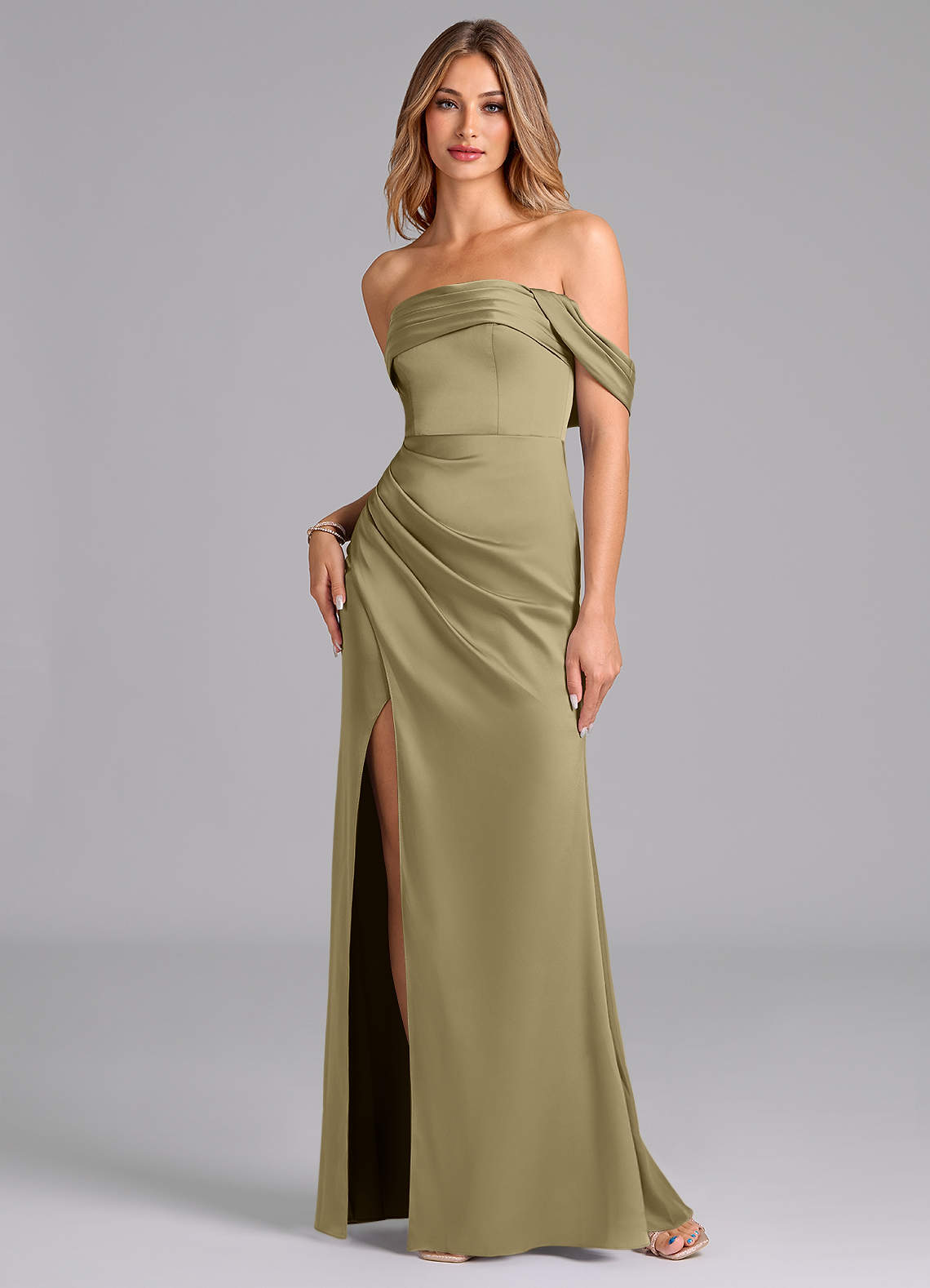 Azazie Lisbeth Jurken voor bruidsmeisjes Converteerbaar Jurk van Stretch Satijn met Zeemeermin Off the Shoulder Mosgroen image1