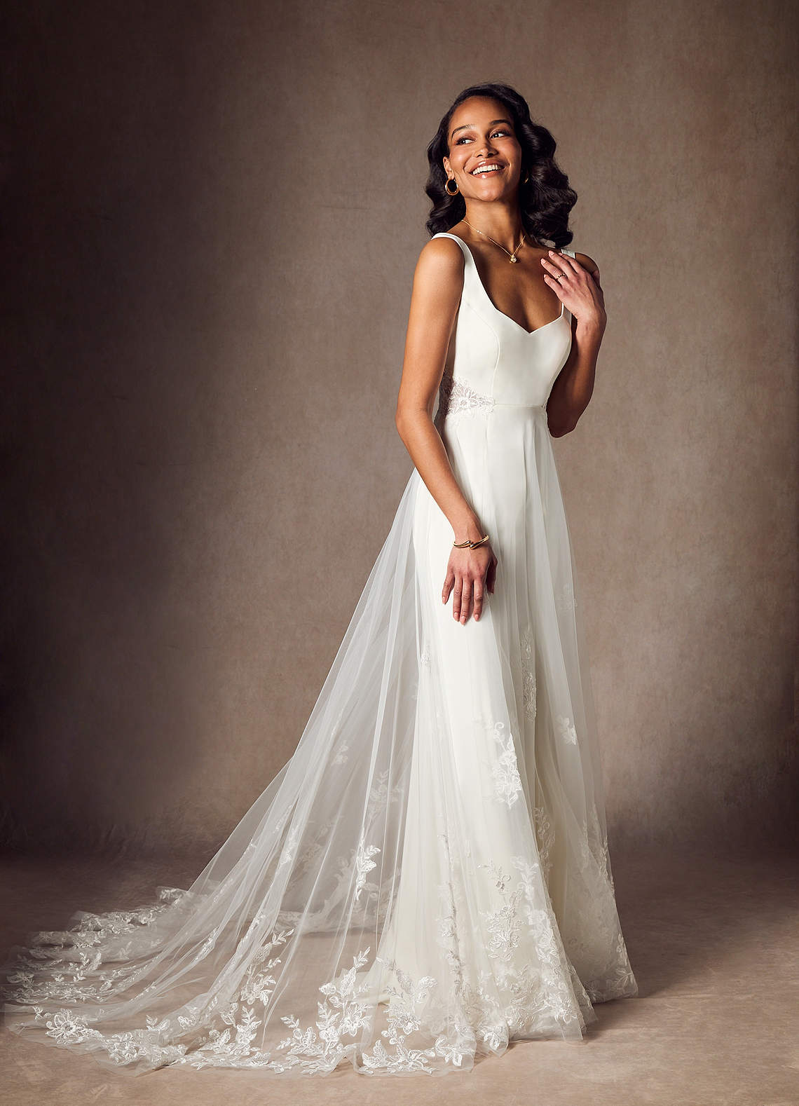 Azazie Ebony Vestidos de novia Vestido de Diamante Blanco de Satén con cara trasera de crepé de Corte en A con Lentejuela image1