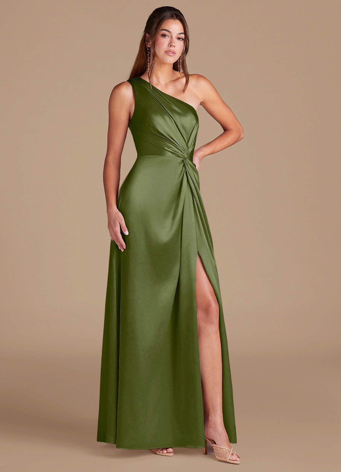 Azazie Brooke Vestidos de damas de honor Vestido de Oliva de Satén Metálico de Corte en A con Hombro unilateral image2