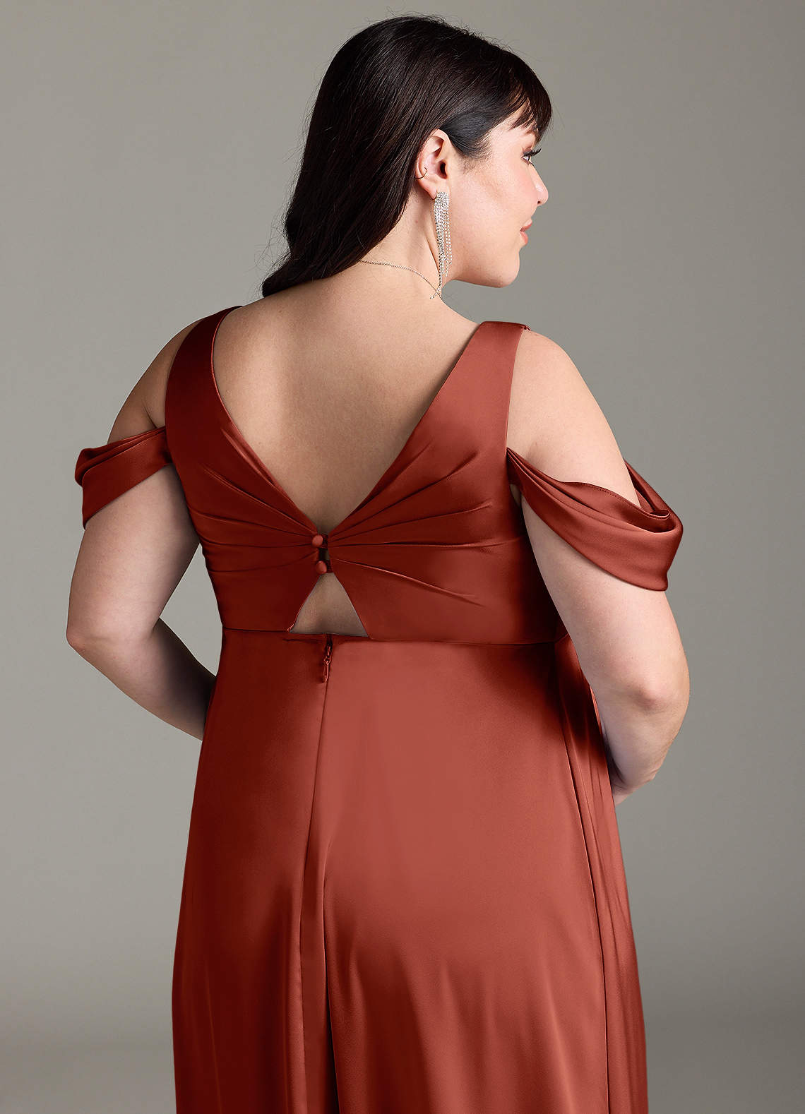 Azazie Rhea vestidos de dama de honor de maternidad Vestido de Corte En A Off The Shoulder Plisado Hasta el suelo Satén Elástico image12
