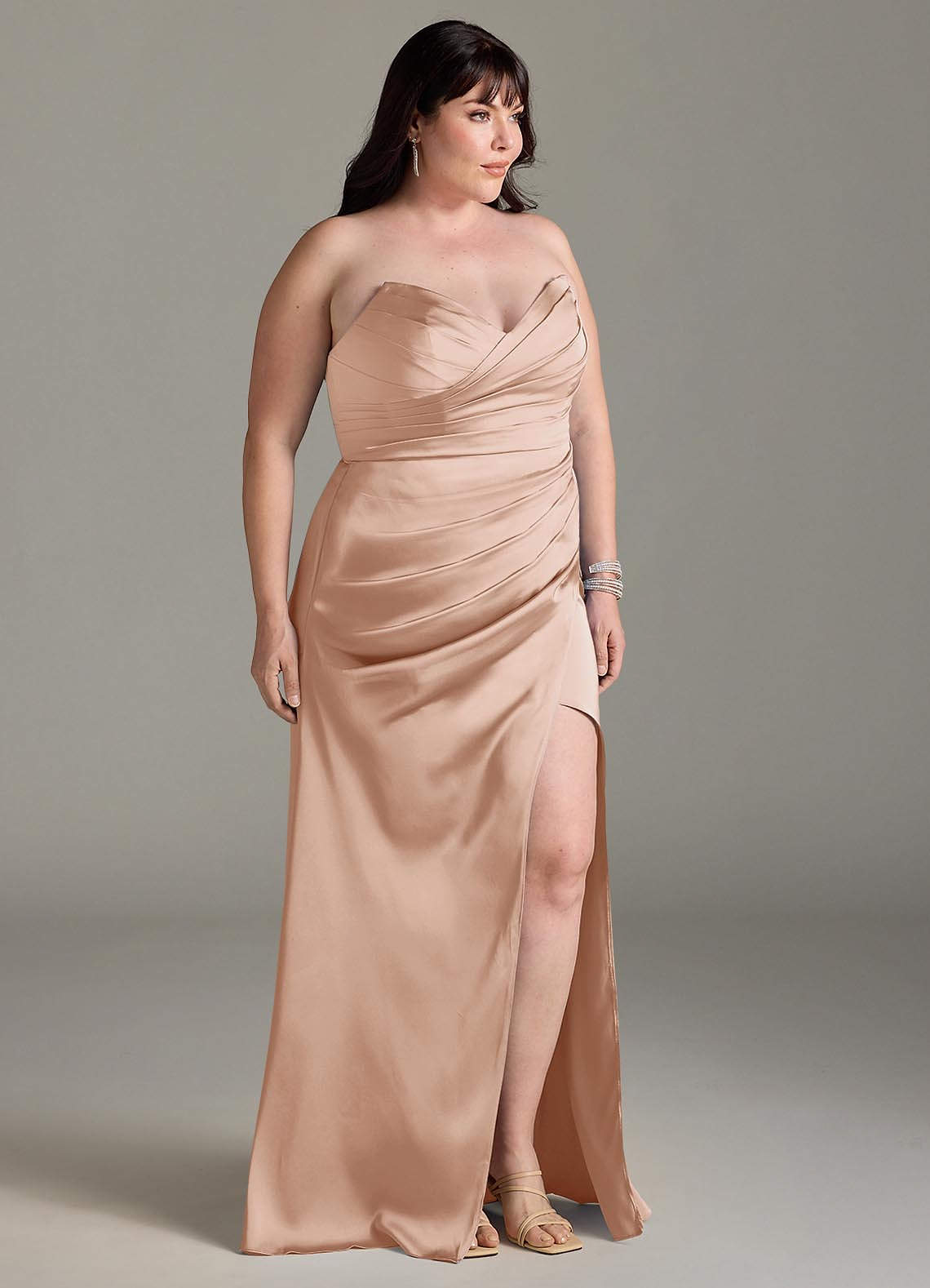 Azazie Yola Vestidos de damas de honor Vestido de Rosa Inglesa de Satén Elástico de Corte Recto Convertible con Cuello en V Plisado image11