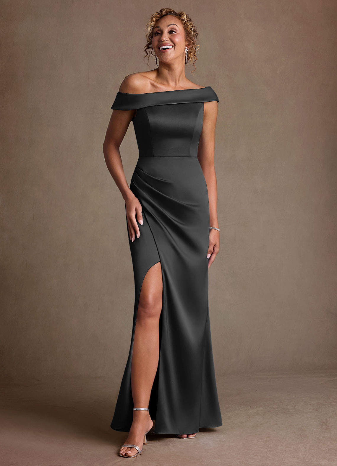 Azazie Kamala Vestidos para mãe da noiva Vestido Preto de Cetim elástico de Bainha com Um ombro image5