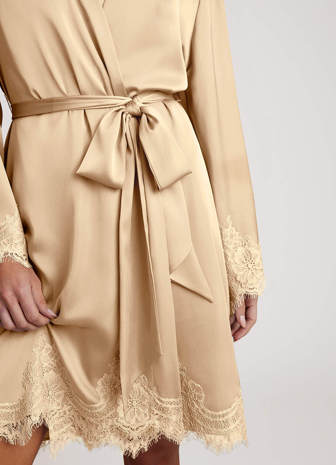 front Roupões de cetim com renda exclusiva