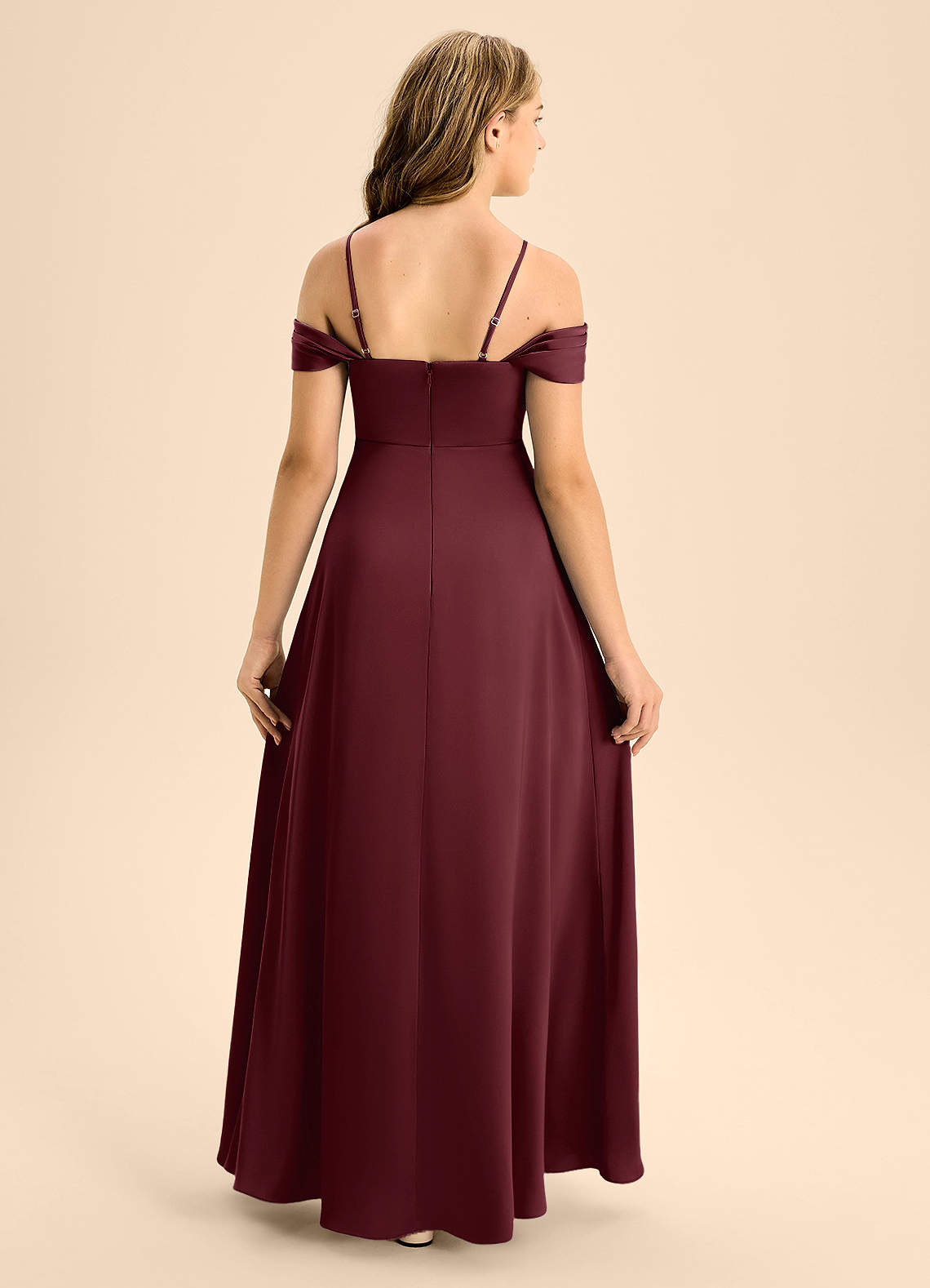 Azazie Anselie Junior Abito A-Line in Raso Elasticizzato a Spalla Scoperta Cabernet image1