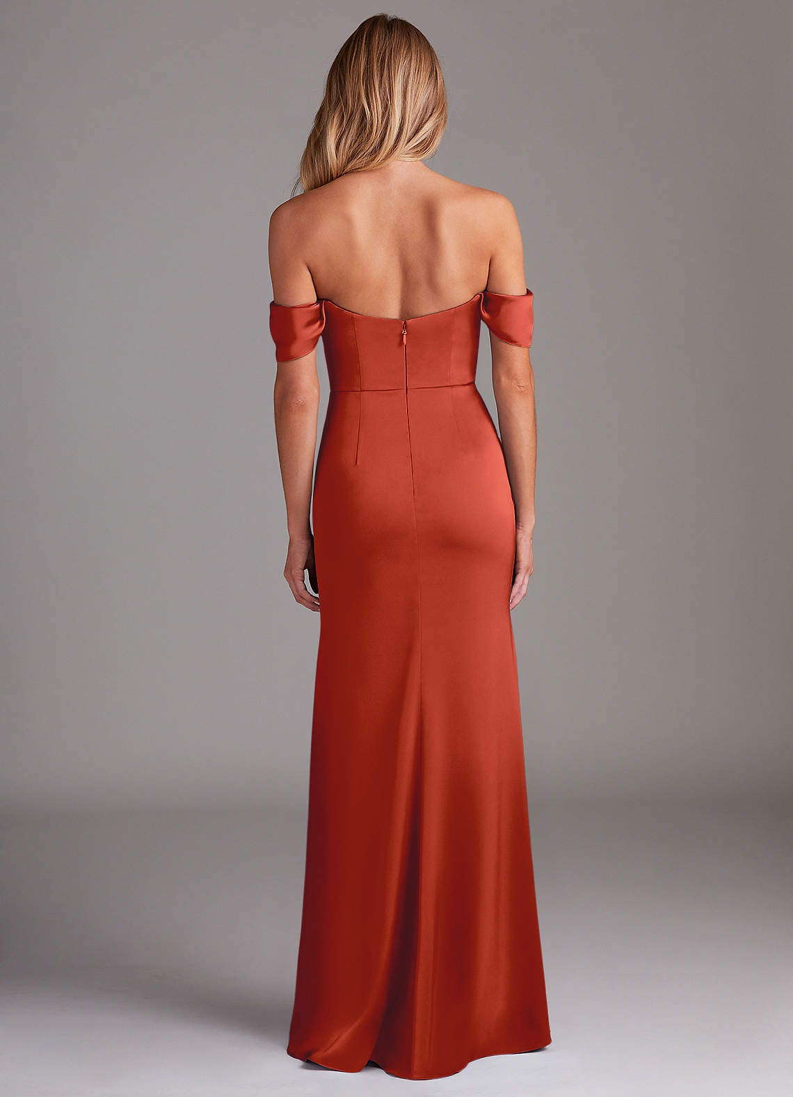 Azazie Saige Abiti da Damigella Abito Tubino in Raso Elasticizzato a Spalla Scoperta Ruggine image9