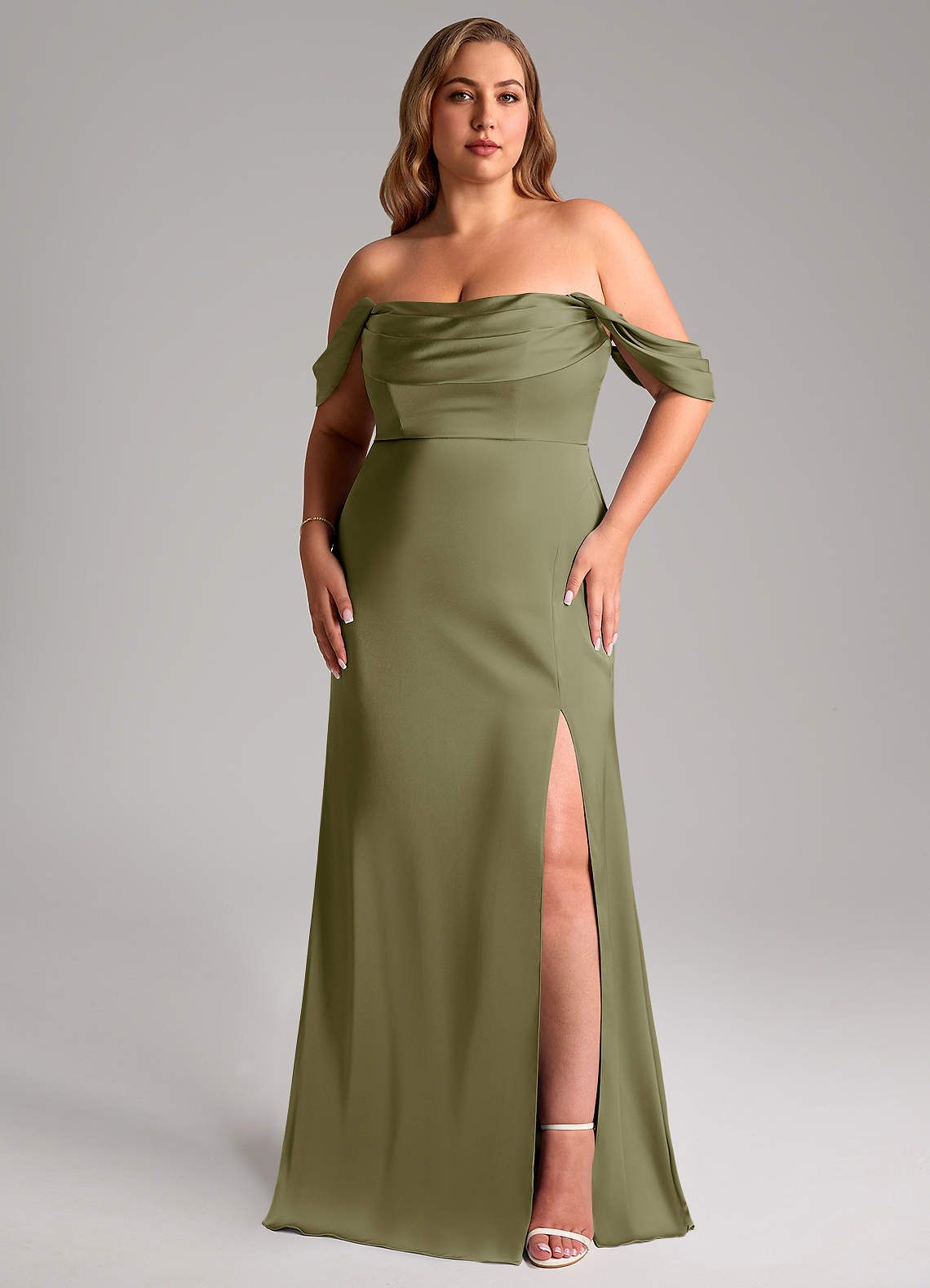 Azazie Saige Robes de demoiselle d'honneur Robe Fourreau en Satin extensible Épaule décolletée Pistache image1
