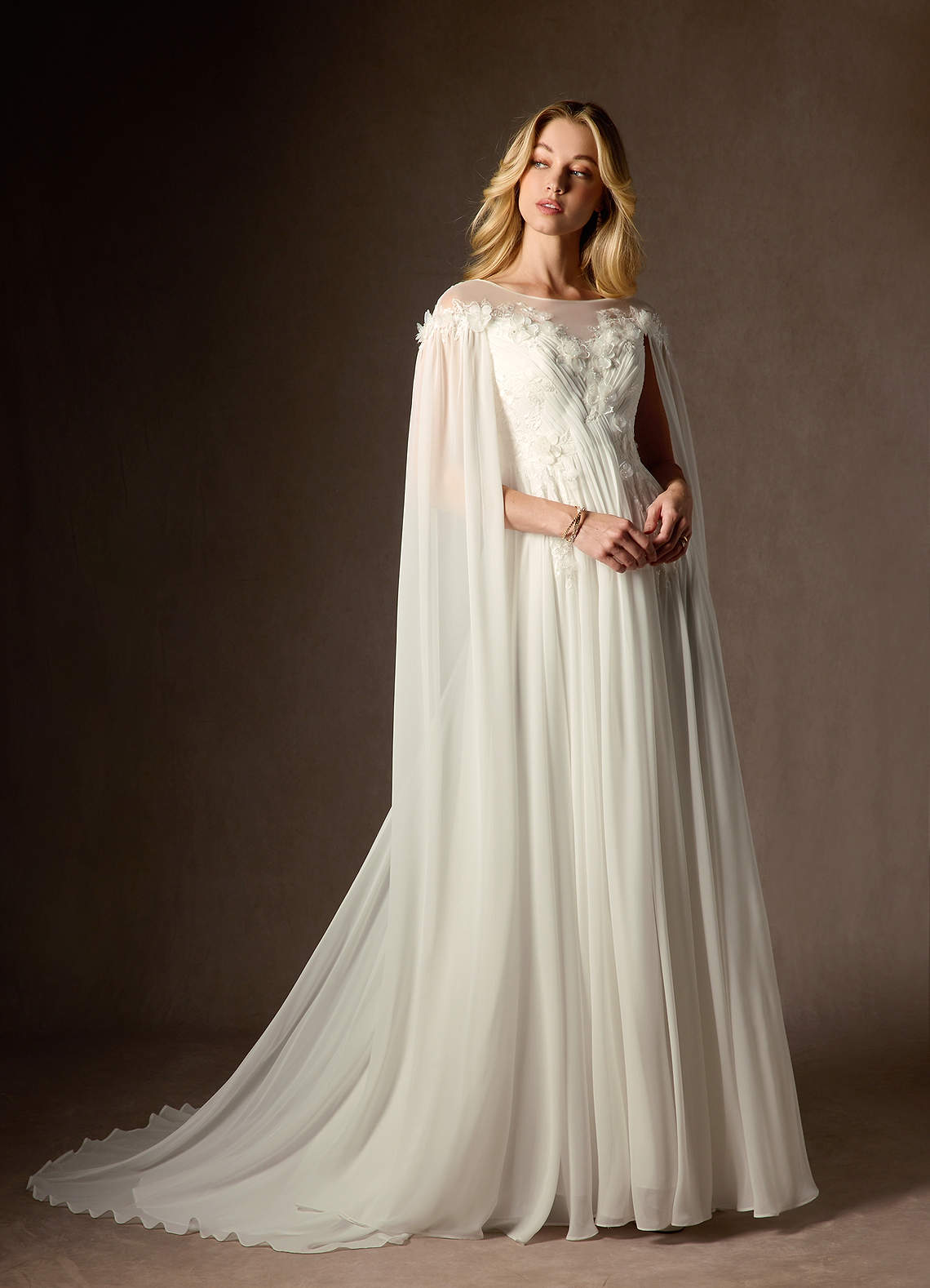 Azazie Linnea Vestidos de novia Vestido de Crema de Gasa de Corte en A con Scoop image5