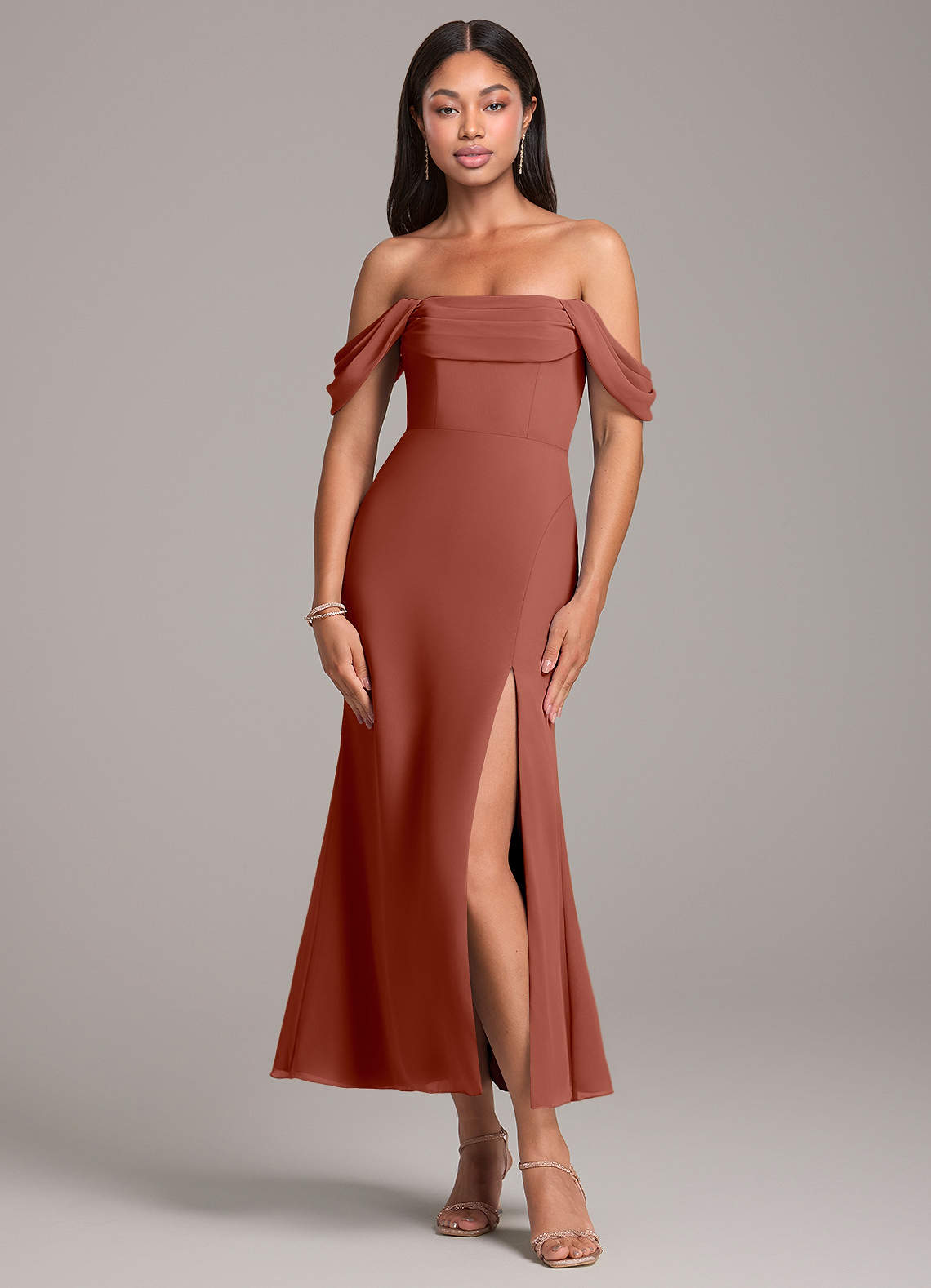 Azazie Saige Robes de demoiselle d'honneur Robe Fourreau Convertible en Mousseline de soie Épaule décolletée Auburn image1