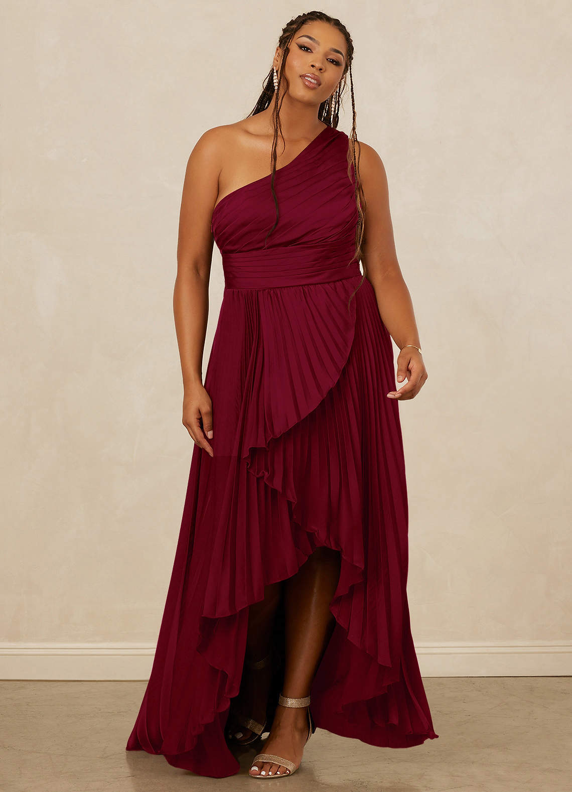 Christian Siriano Bridal for Azazie 1008 Robes de demoiselle d'honneur Robe Trapèze en Satin extensible Ue épaule Bourgogne image1