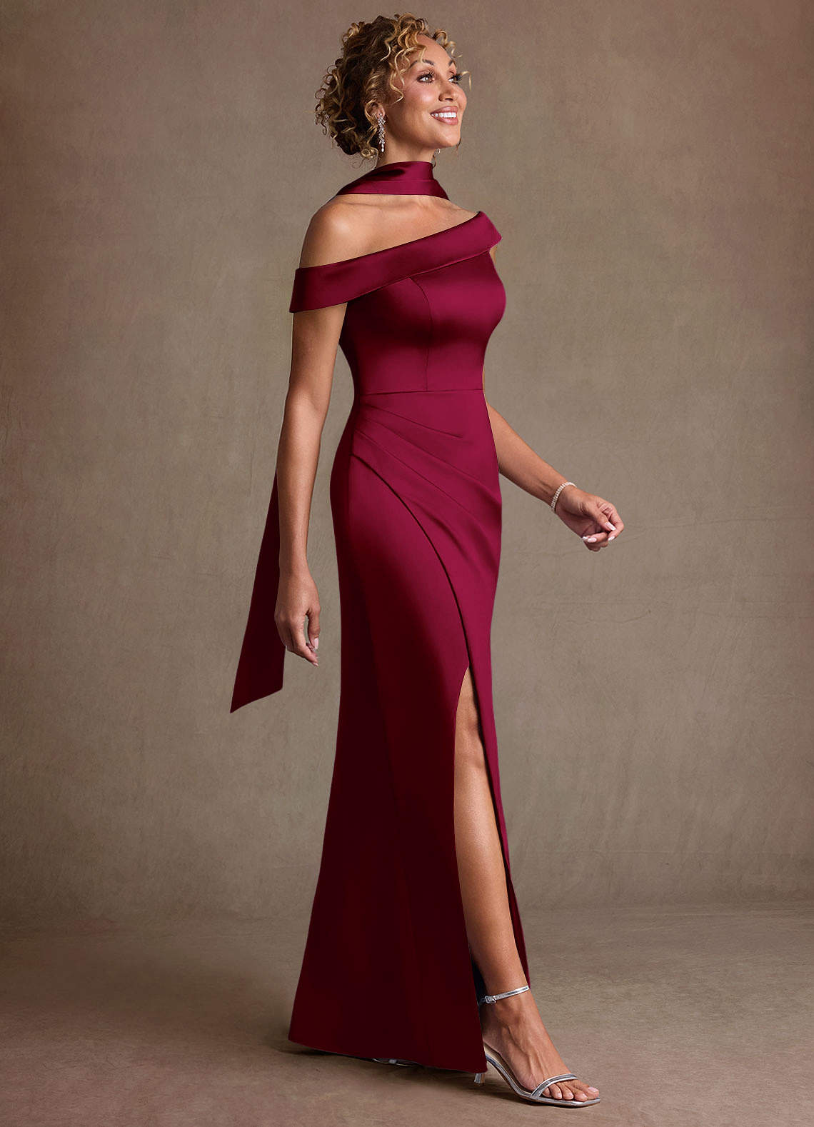 Azazie Kamala Vestidos para mãe da noiva Vestido Borgonha de Cetim elástico de Bainha com Um ombro image2