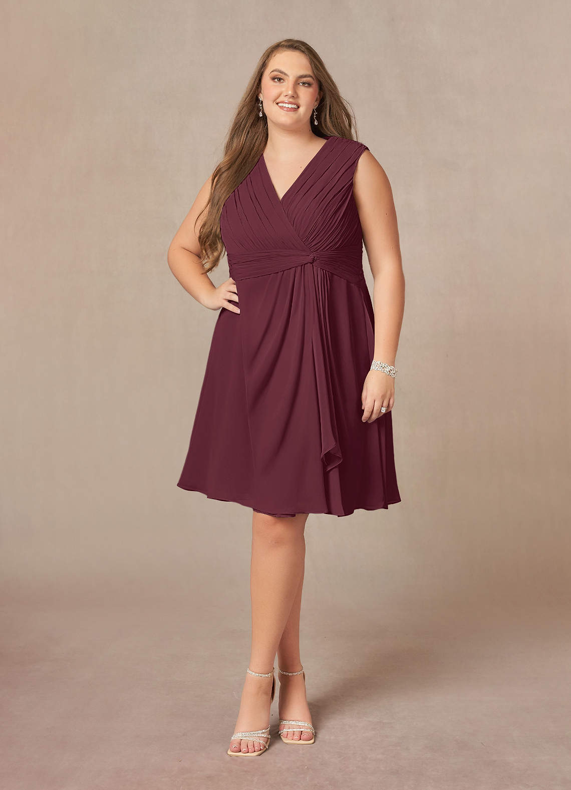 Azazie Theron Abiti per la Madre della Sposa Abito A-Line in Chiffon con Scollo a V a Pieghe Cabernet image1