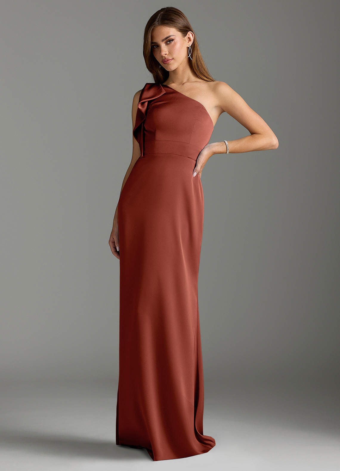 Azazie Rinna Vestidos de damas de honor Vestido de Terracota de Satén Elástico de Corte Sirena con Volante image3