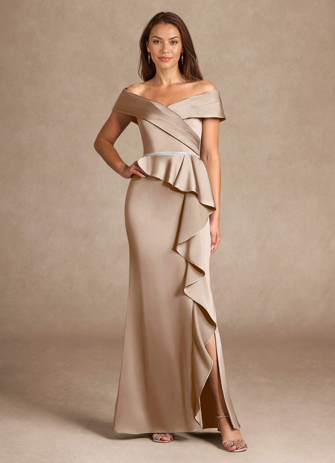 Azazie Dareia Moeder van de bruid jurken Zeemeermin Jurk van Stretch Satijn Off the Shoulder Taupe image1