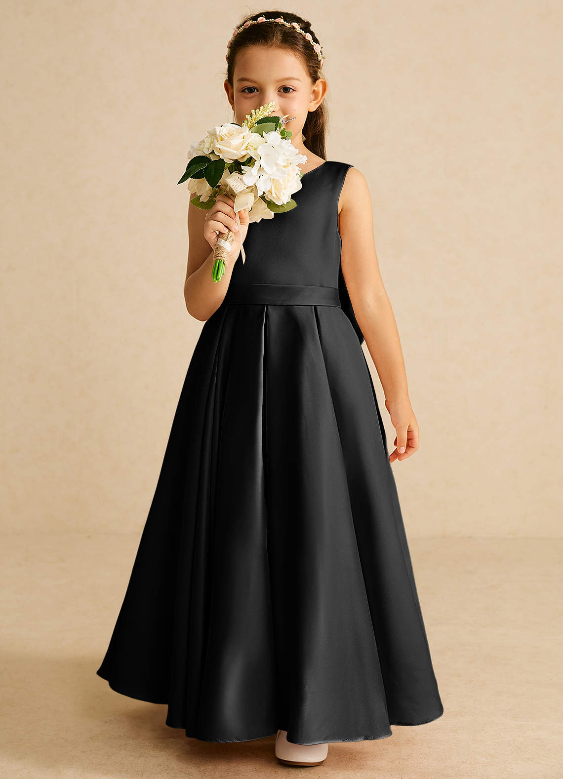 Azazie Pipsy Vestidos de florista Vestido Preto de Cetim fosco de Linha A com Arco image4