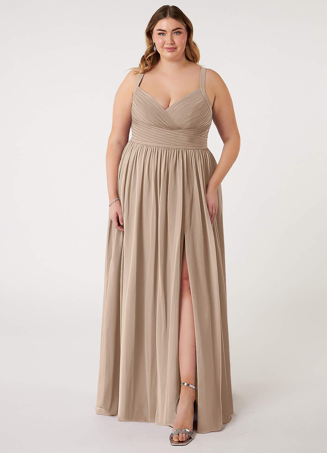 Azazie Chanel Robes de demoiselle d'honneur Robe Trapèze en Mousseline de soie Plissée Taupe image1