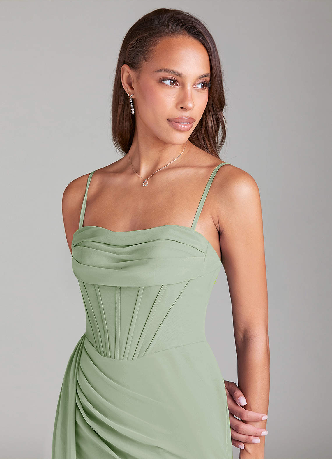 Azazie Amyra Robes de demoiselle d'honneur Robe Fourreau Convertible en Mousseline de soie Épaule décolletée Vert Sauge image1