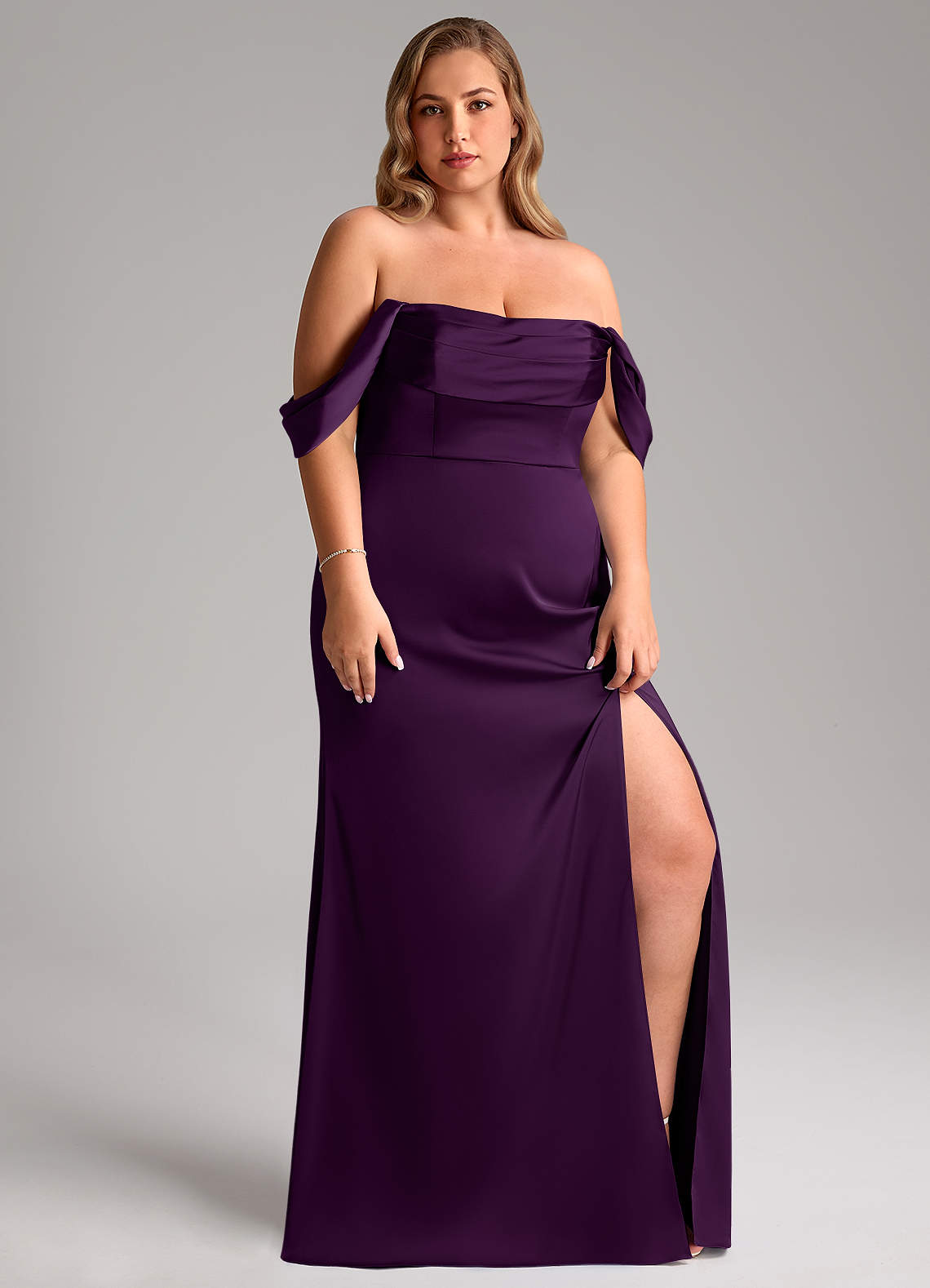 Azazie Saige Jurken voor bruidsmeisjes Jurk van Stretch Satijn met Kolom Off the Shoulder Druif image12