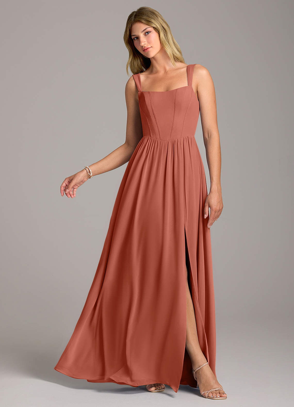 Azazie Rosaline Robes de demoiselle d'honneur Robe Trapèze en Mousseline de soie Fente Latérale Argile image1