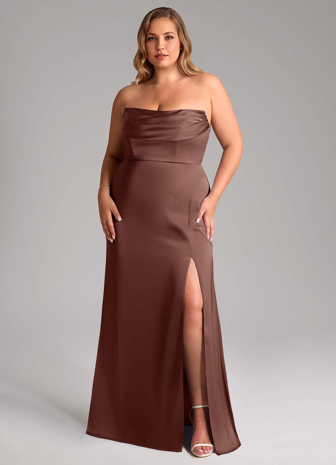 Azazie Saige Vestidos de madrinha de casamento Vestir Café Expresso de Cetim elástico de Bainha com Fora do ombro image15