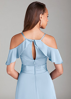 Azazie Dakota Vestidos de damas de honor Vestido Azul Pálido de Satén Elástico de Línea A con Hombros descubiertos image6