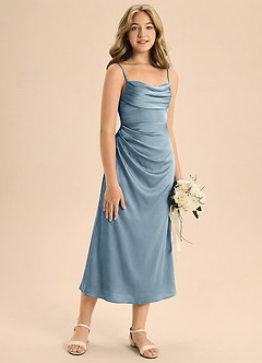 Azazie Mai Junior Vestido de Azul Polvoriento de Satén Elástico de Corte Recto con Plisado image5