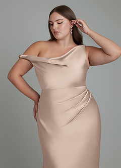 Azazie Emerson Vestidos de damas de honor Vestido Rosa Inglesa de Satén Elástico de Corte Sirena con Hombros descubiertos image10