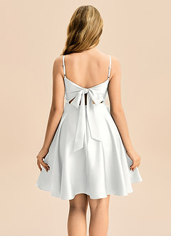 Azazie Miko Junior Robe Trapèze en Satin extensible Plissée Blanc image2