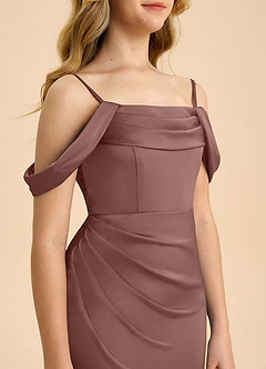 Azazie Saige Junior Robe Fourreau en Satin extensible Épaule décolletée Expresso image6