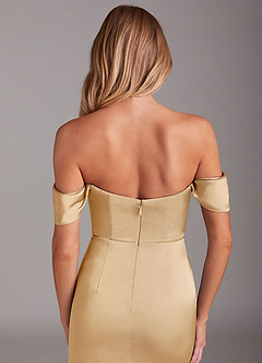 Azazie Saige Jurken voor bruidsmeisjes Jurk van Stretch Satijn met Kolom Off the Shoulder Goud image9
